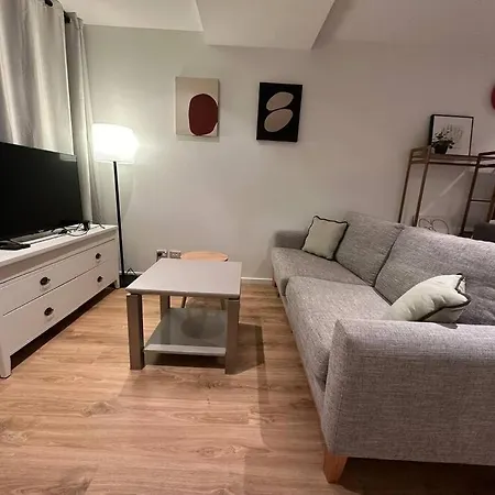 City Apartment With Sky Tower View